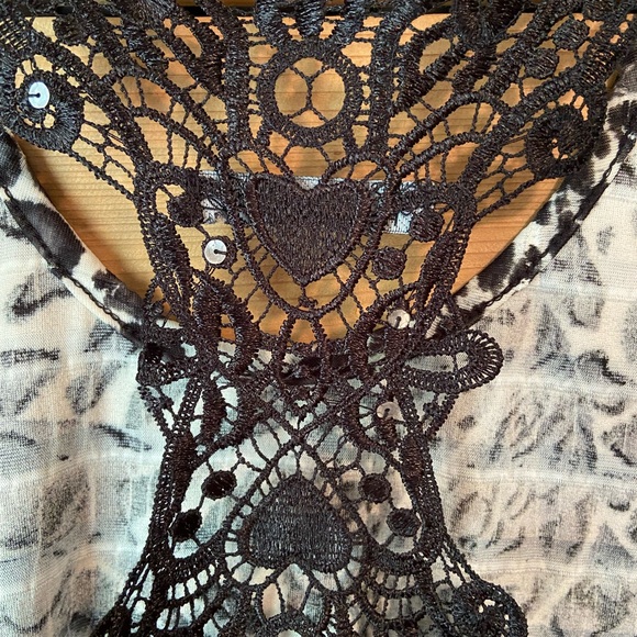 Fashion Exit Black and White Leopard Print Racerback Tank with Lace Back - Picture 4 of 6